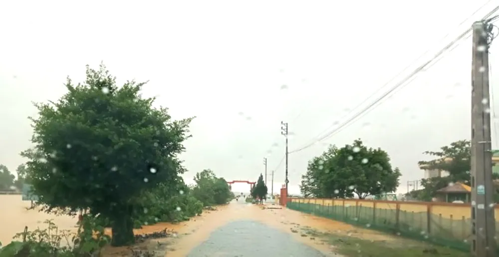 Nhiều đường giao thông ở xã Hà Linh bị ngập nước