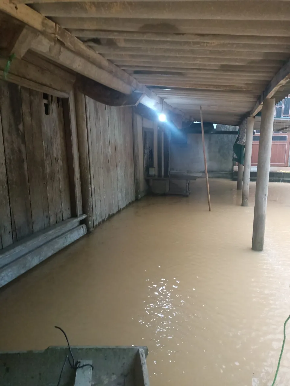 Nhiều nhà dân ở xã Hà Linh bị ngập nước