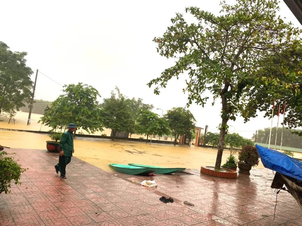 Nước ngập chia cắt cục bộ ở xã Hòa Hải (Hương Khê)