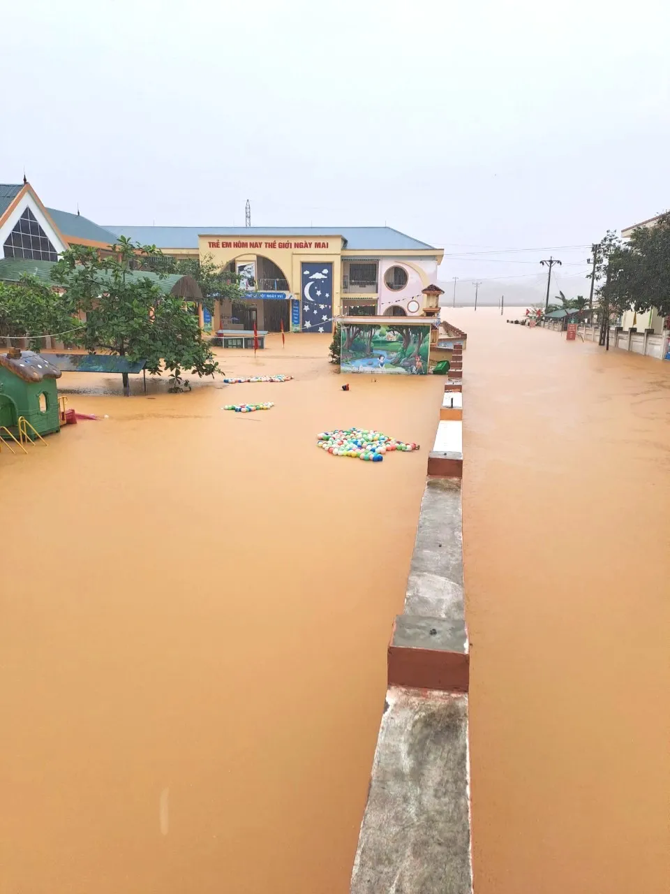 Một số khu vực thấp trũng bị ngập nước sâu ở xã Hương Thủy (Hương Khê)