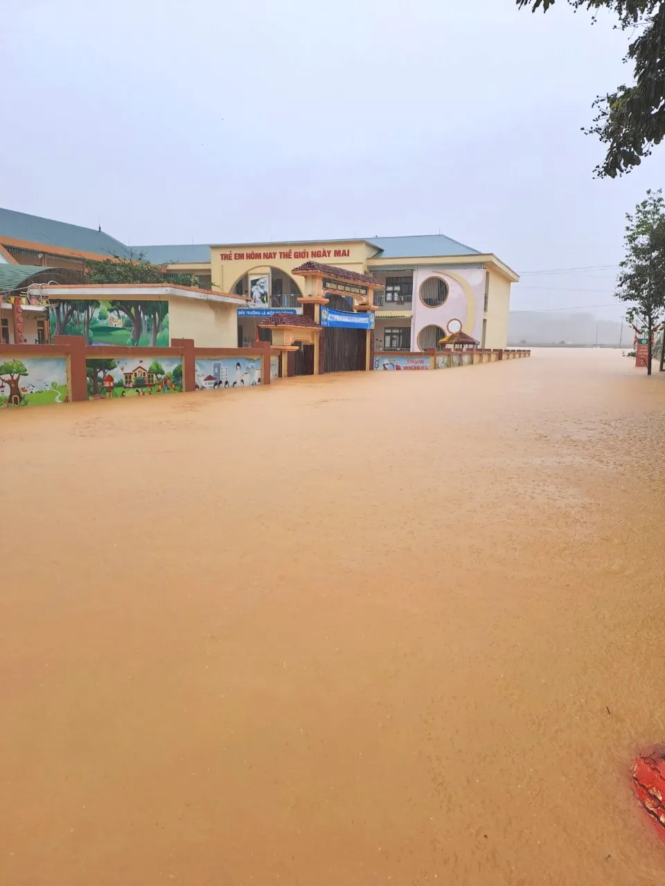 Nước ngập ở địa bàn xã Hương Thủy (huyện Hương Khê)