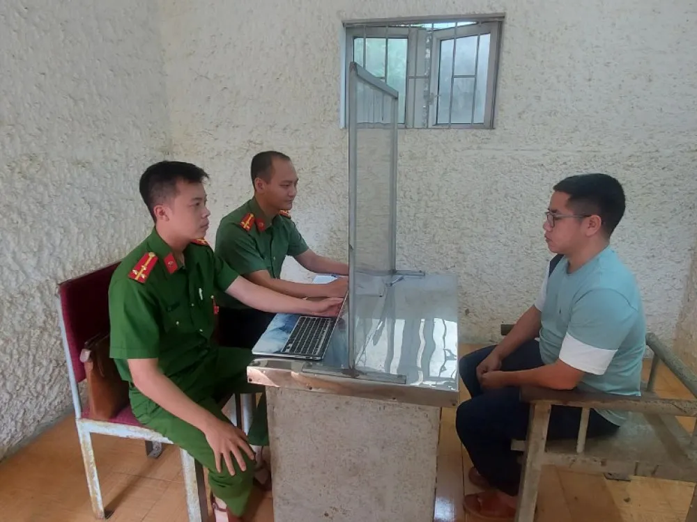 Cơ quan điều tra lấy lời khai đối tượng Đinh Quốc Tuấn. Ảnh: Công an Hà Tĩnh Cơ quan điều tra lấy lời khai đối tượng Đinh Quốc Tuấn. Ảnh: Công an Hà Tĩnh