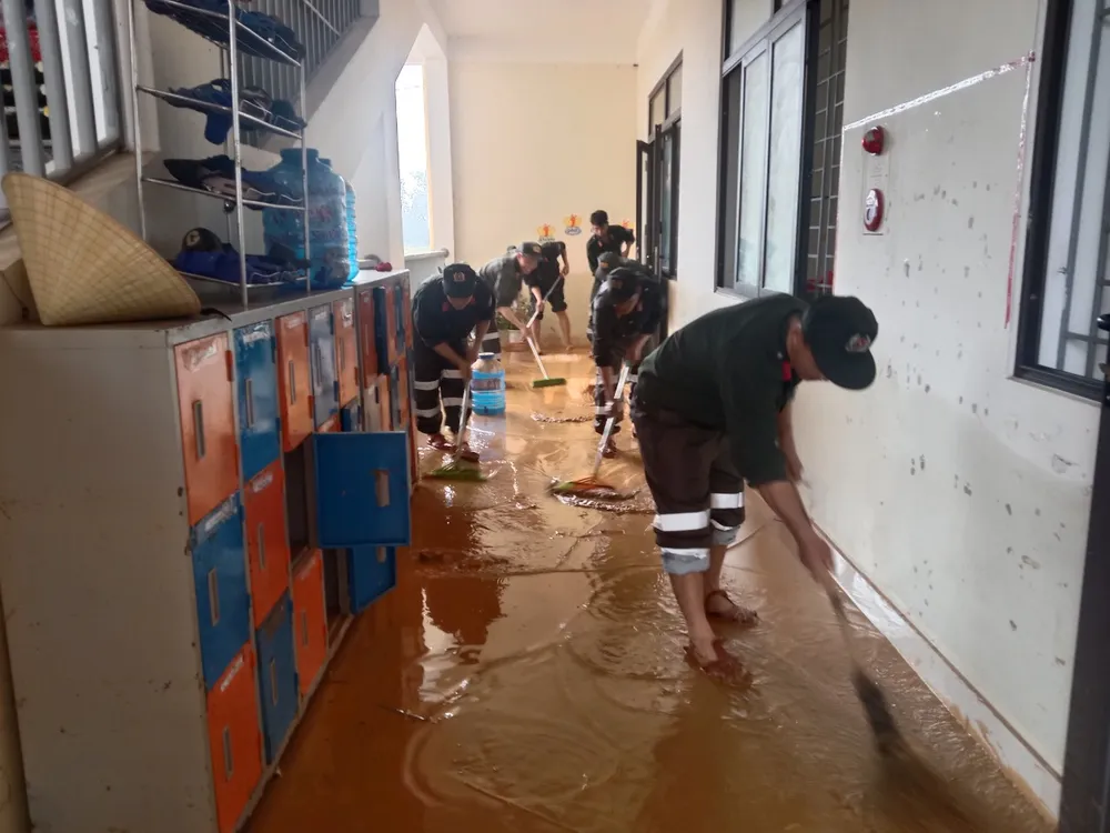 Lực lượng chức năng hỗ trợ dọn dẹp vệ sinh trường học ở xã Hương Thủy