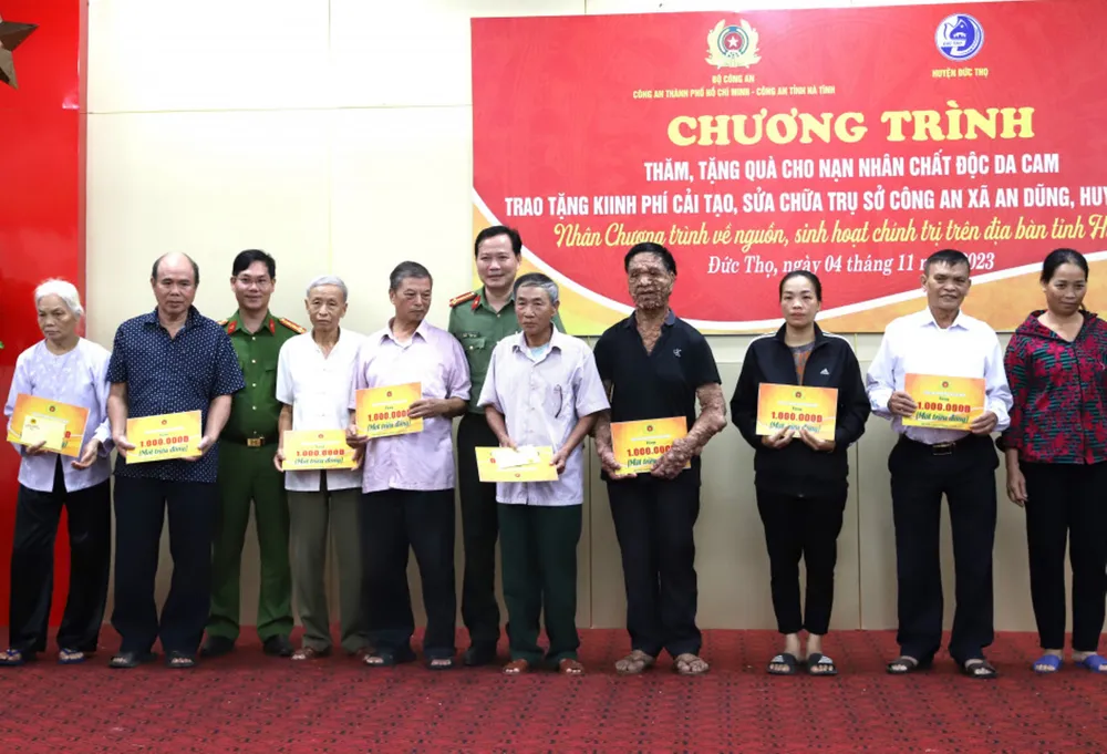 Công an TPHCM tặng quà cho các nạn nhân bị nhiễm chất độc da cam