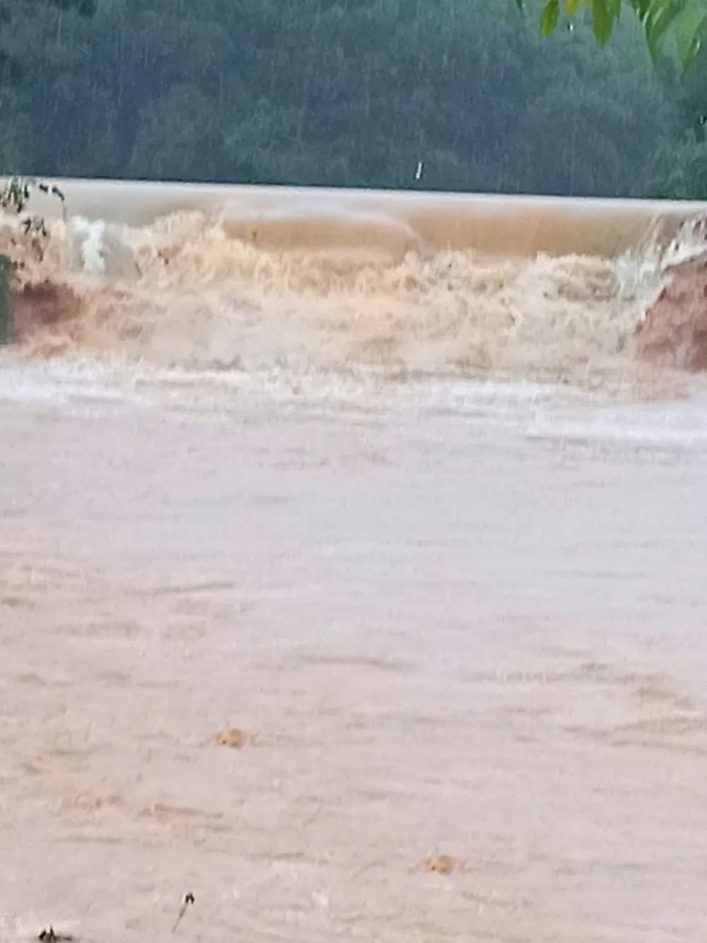 Đập Tắt bị vỡ, nước cuồn cuộn đổ về hạ du