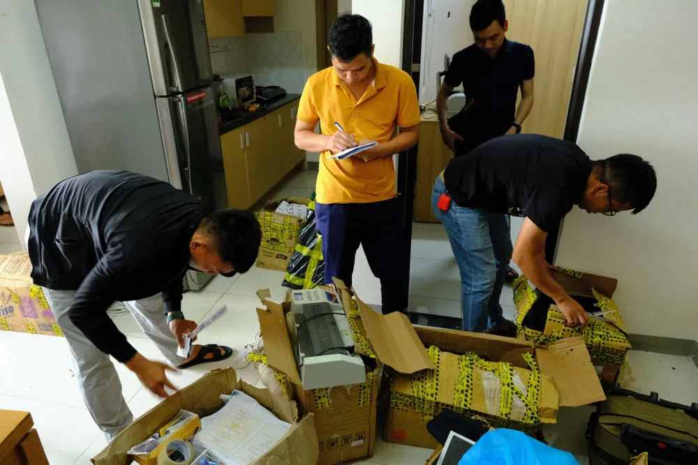 Lực lượng chức năng thu giữ các tang vật