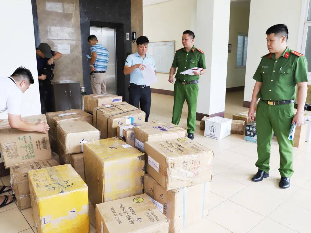 Cơ quan điều tra thu giữ tang vật (pháo)