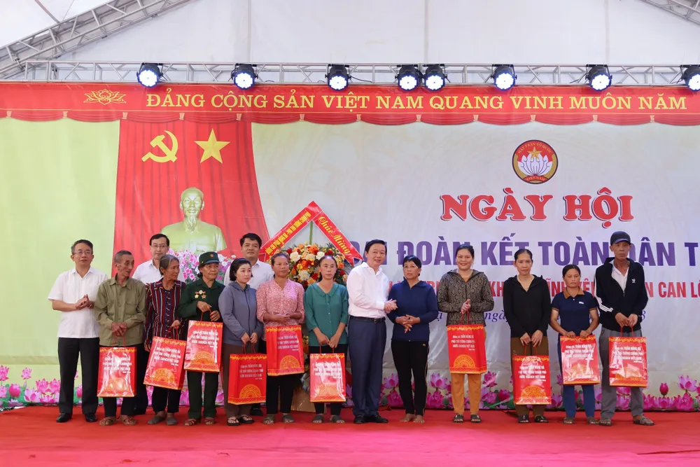 Phó Thủ tướng Chính phủ Trần Hồng Hà tặng quà cho các hộ nghèo, hộ gặp hoàn cảnh khó khăn trên địa bàn xã Khánh Vĩnh Yên