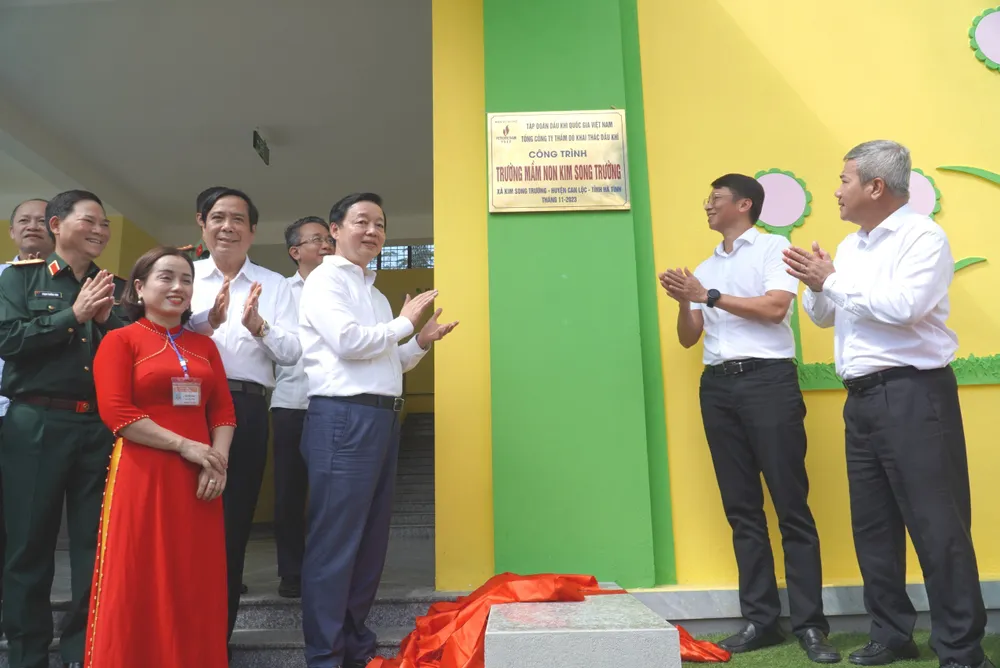 Gắn biển hiệu công trình Trường Mầm non Kim Song Trường
