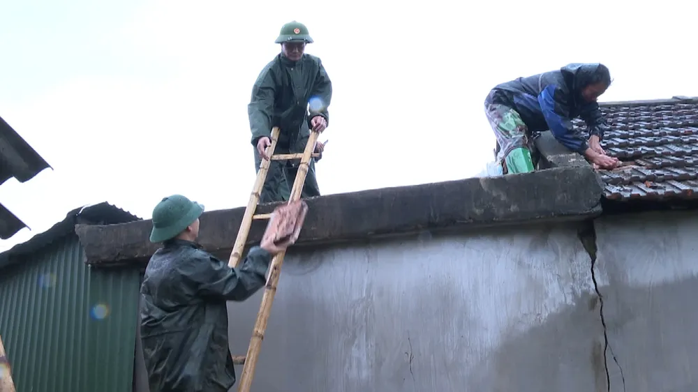 Cán bộ, chiến sĩ giúp dân khắc phục thiệt hại do lốc xoáy