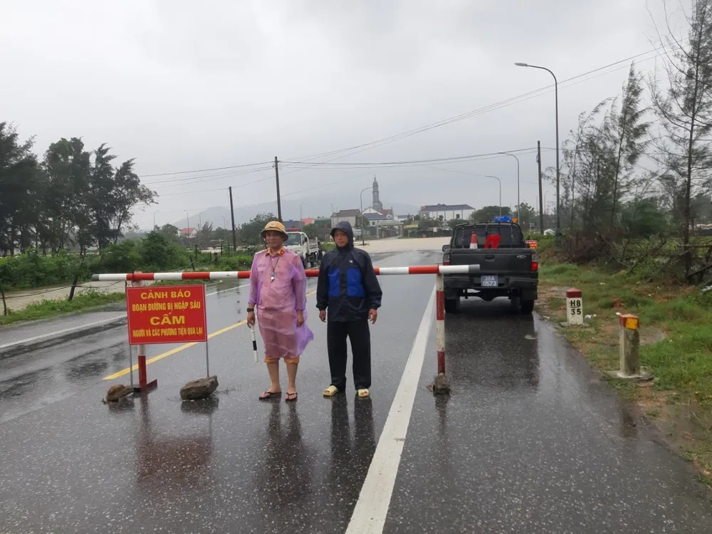 Công an huyện Lộc Hà lập rào chắn, biển cảnh báo và bố trí lực lượng trực gác khu vực đường ngập nước sâu