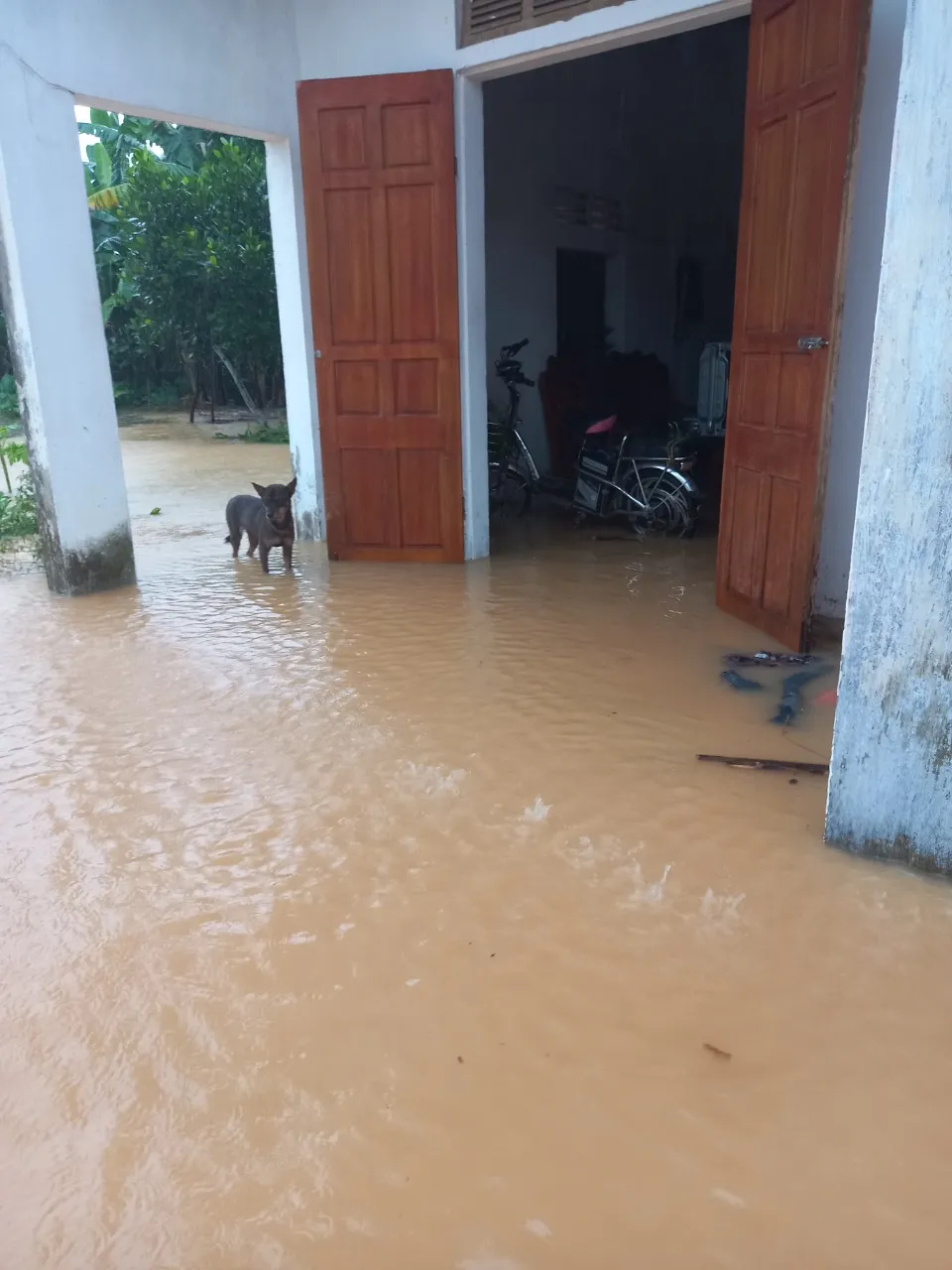 Nhiều nhà dân ở huyện Can Lộc nước đã vào nhà