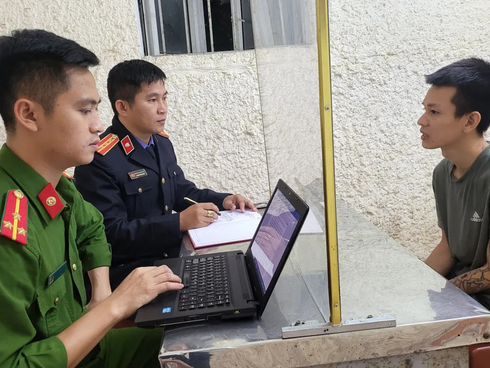 Cơ quan điều tra lấy lời khai đối tượng Trần Trọng Gia Bảo. Ảnh: Công an Hà Tĩnh