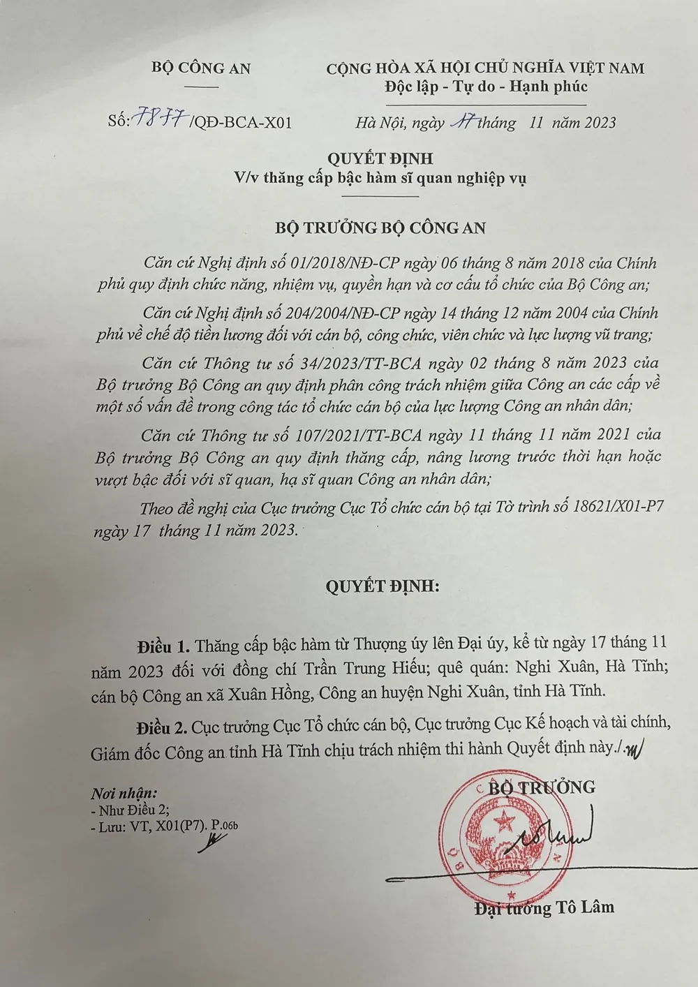 Quyết định thăng cấp bậc hàm từ Thượng úy lên Đại úy. (Ảnh: Công an Hà Tĩnh) Quyết định thăng cấp bậc hàm từ Thượng úy lên Đại úy. (Ảnh: Công an Hà Tĩnh)