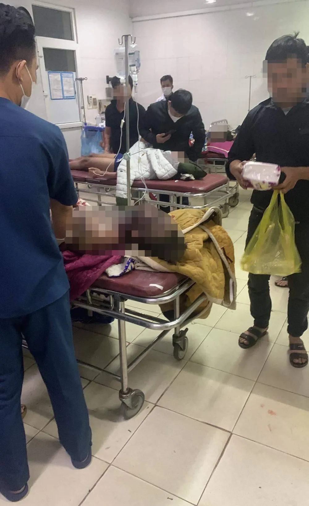 Tối 17-11, các nạn nhân được đưa vào bệnh viện cấp cứu Tối 17-11, các nạn nhân được đưa vào bệnh viện cấp cứu