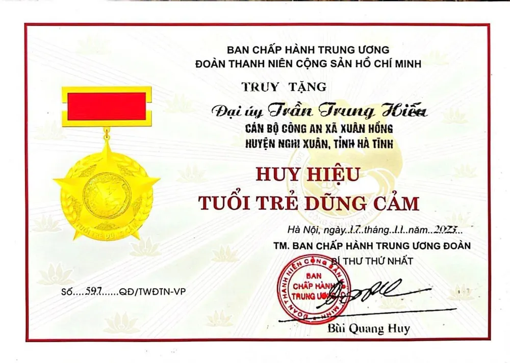 Ban Chấp hành Trung ương Đoàn TNCS Hồ Chí Minh đã ban hành quyết định truy tặng Huy hiệu Tuổi trẻ dũng cảm cho Đại úy Trần Trung Hiếu Ban Chấp hành Trung ương Đoàn TNCS Hồ Chí Minh đã ban hành quyết định truy tặng Huy hiệu Tuổi trẻ dũng cảm cho Đại úy Trần Trung Hiếu