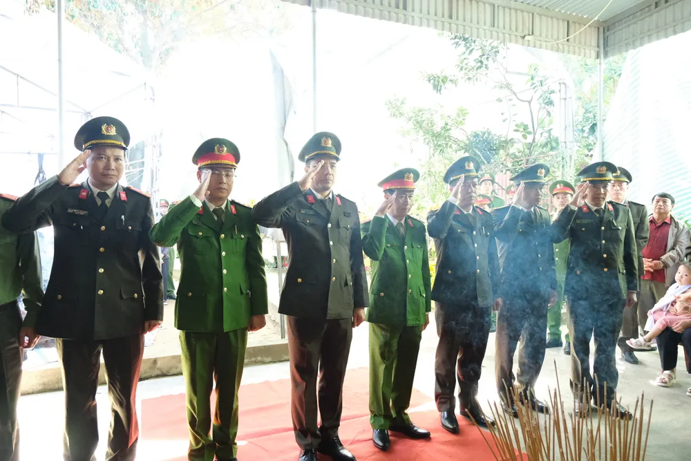 Lãnh đạo Công an tỉnh Hà Tĩnh viếng đồng chí Đại úy Trần Trung Hiếu, cán bộ Công an xã Xuân Hồng Lãnh đạo Công an tỉnh Hà Tĩnh viếng đồng chí Đại úy Trần Trung Hiếu, cán bộ Công an xã Xuân Hồng