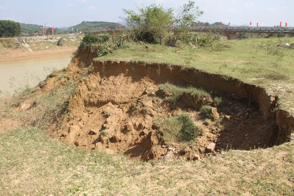 Hố sụt lún nguy hiểm bên sông Ngàn Sâu