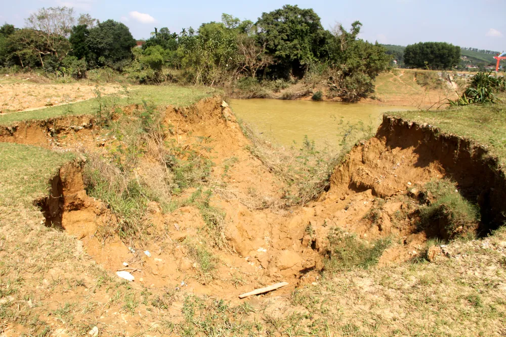 Hố sụt lún do sạt lở bên sông Ngàn Sâu