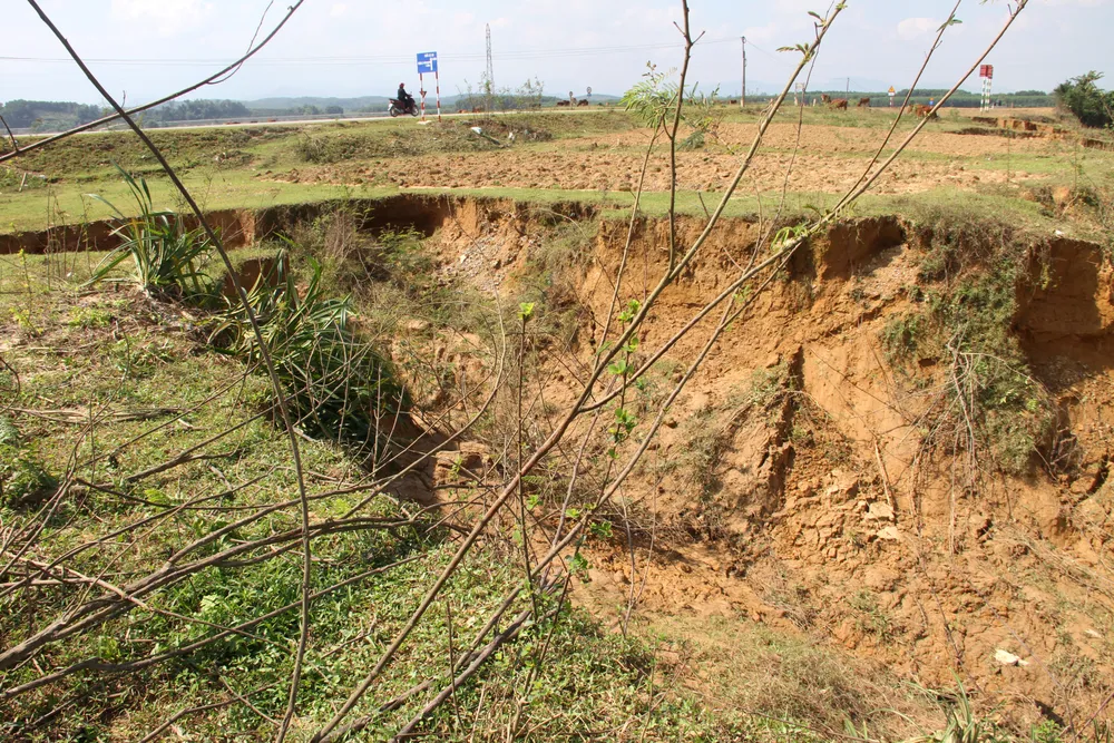 Sạt lở ngoạm sâu vào đất sản xuất hoa màu của người dân