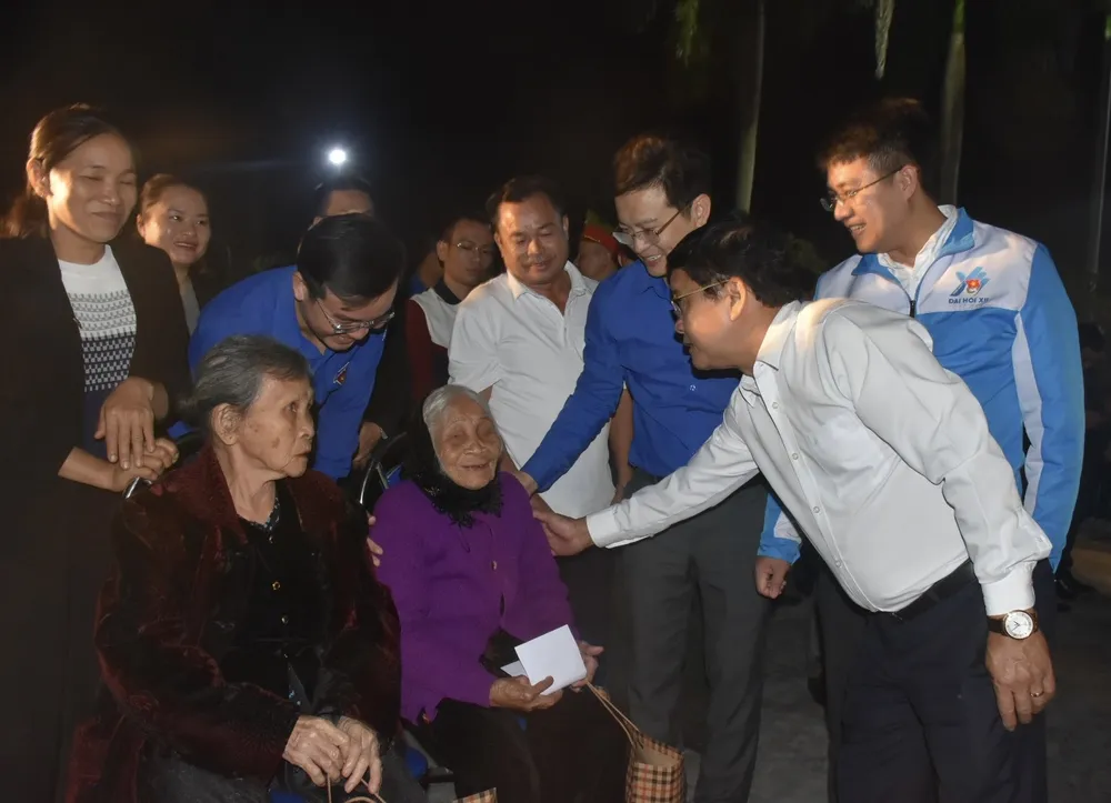 Trao tặng các suất quà cho thân nhân Anh hùng liệt sĩ Lý Tự Trọng Trao tặng các suất quà cho thân nhân Anh hùng liệt sĩ Lý Tự Trọng