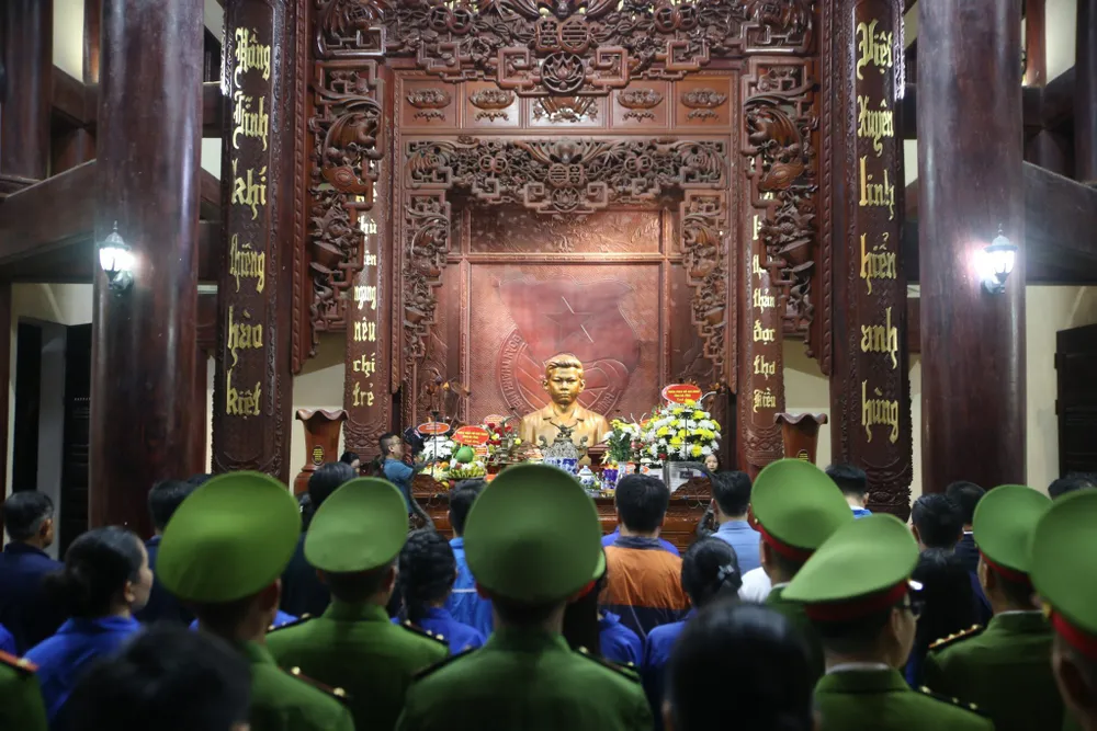 Dâng hương tưởng niệm Anh hùng liệt sĩ Lý Tự Trọng Dâng hương tưởng niệm Anh hùng liệt sĩ Lý Tự Trọng