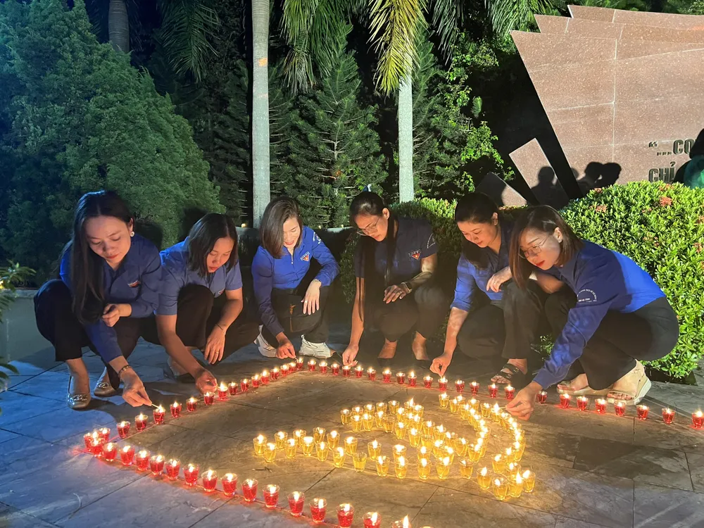 Các đại biểu và đoàn viên thanh niên làm lễ thắp nến tri ân Các đại biểu và đoàn viên thanh niên làm lễ thắp nến tri ân