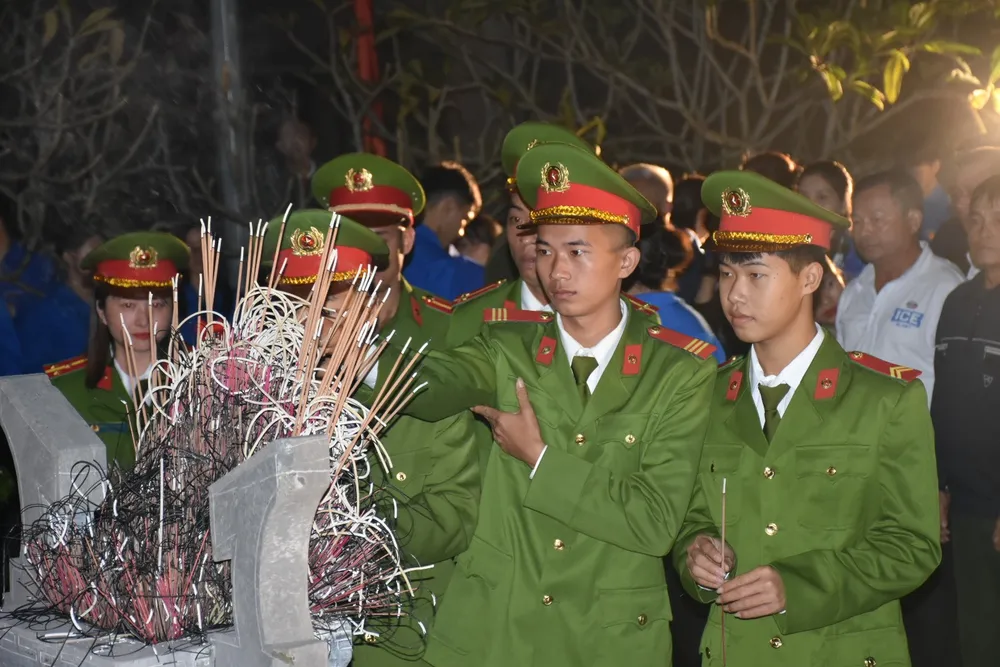 Các đại biểu và đoàn viên thanh niên dâng hương trước anh linh Anh hùng liệt sĩ Lý Tự Trọng Các đại biểu và đoàn viên thanh niên dâng hương trước anh linh Anh hùng liệt sĩ Lý Tự Trọng