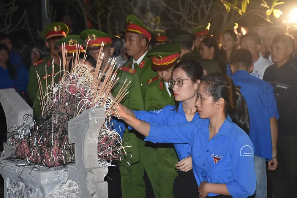 Các đại biểu và đoàn viên thanh niên dâng hương Các đại biểu và đoàn viên thanh niên dâng hương