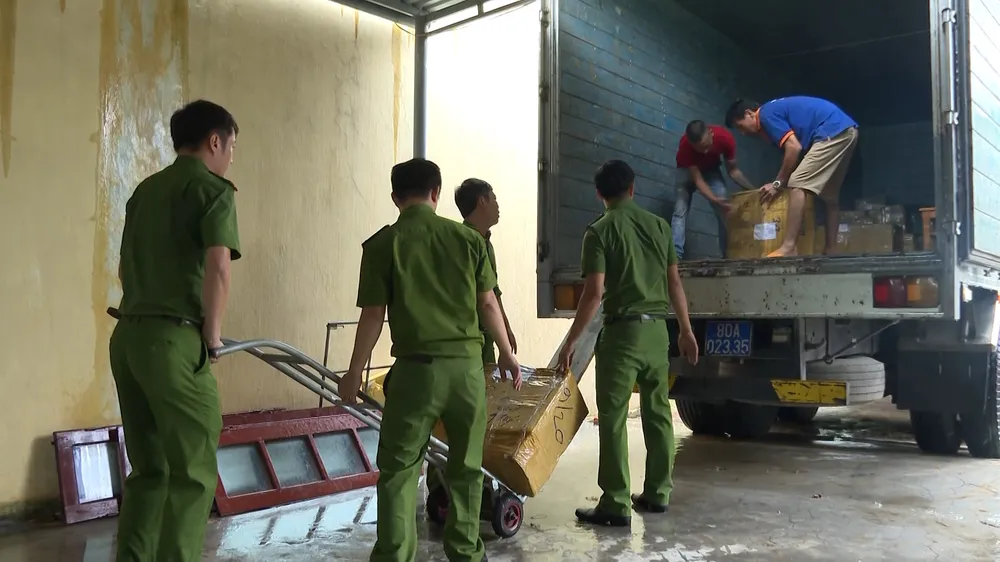 Cơ quan điều tra kiểm đếm, thu giữ tang vật