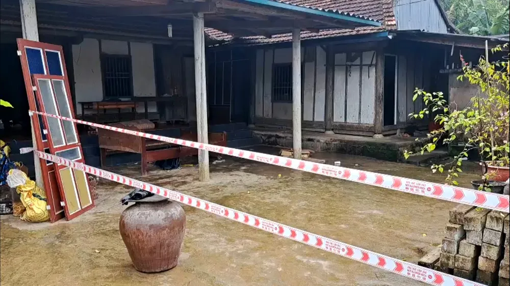 Chăng dây cảnh báo khu vực có nguy cơ sạt lở