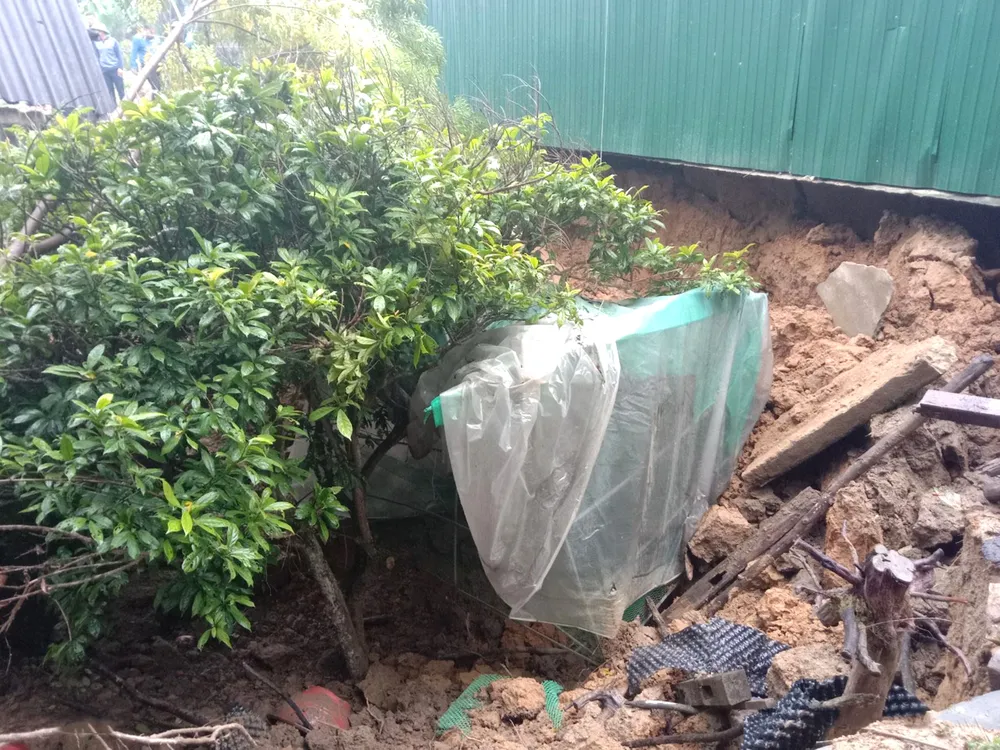 Nhiều khối đất và vật dụng bị sạt lở, sụp lún trong vườn nhà dân