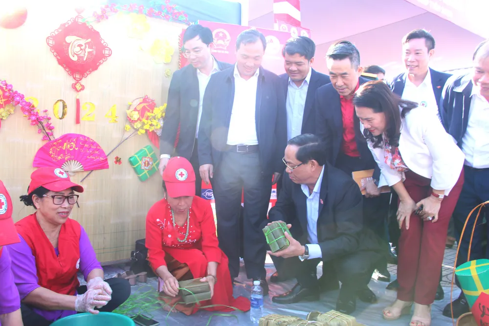 dc-thuong-tuong-tran-quang-phuong-tham-quan-gian-hang-goi-banh-chung-tai-chuong-trinh-tet-nhan-ai-2024-2-2650.jpg