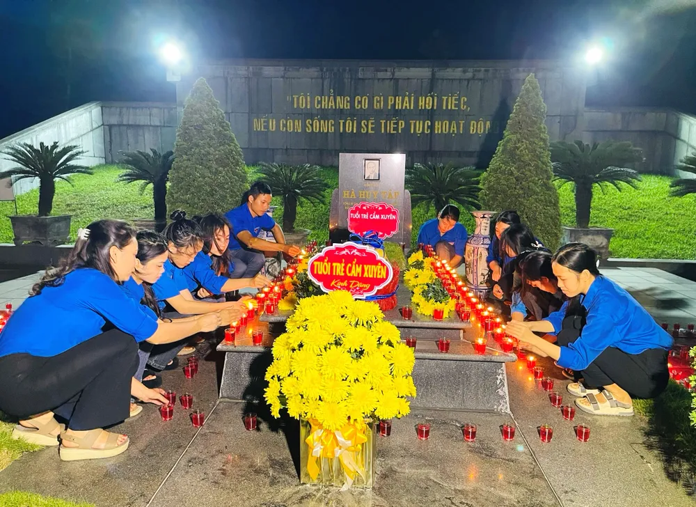 Lễ thắp nến tri ân tại khu mộ Tổng Bí thư Hà Huy Tập