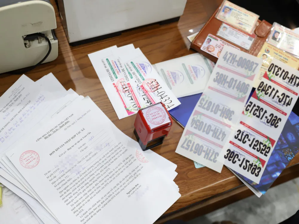 Các biển só xe, giây tờ liên quan để các đối tượng thực hiện hành vi phạm tội.jpg