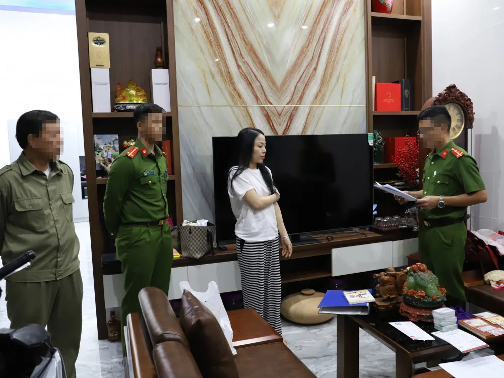 cơ quan điều tra đọc lệnh khám xét nơi ở của Hồ Thị Hải.jpg