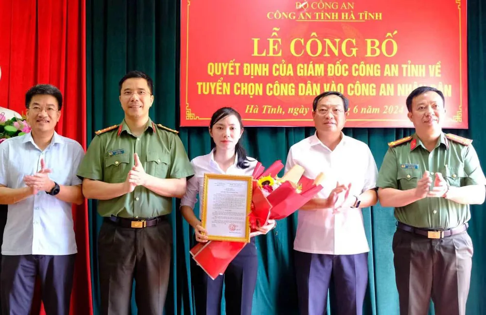 Lãnh đạo Công an tỉnh Hà Tĩnh và huyện Nghi Xuân trao quyết định cho chị Hà Thị Cẩm Tú 