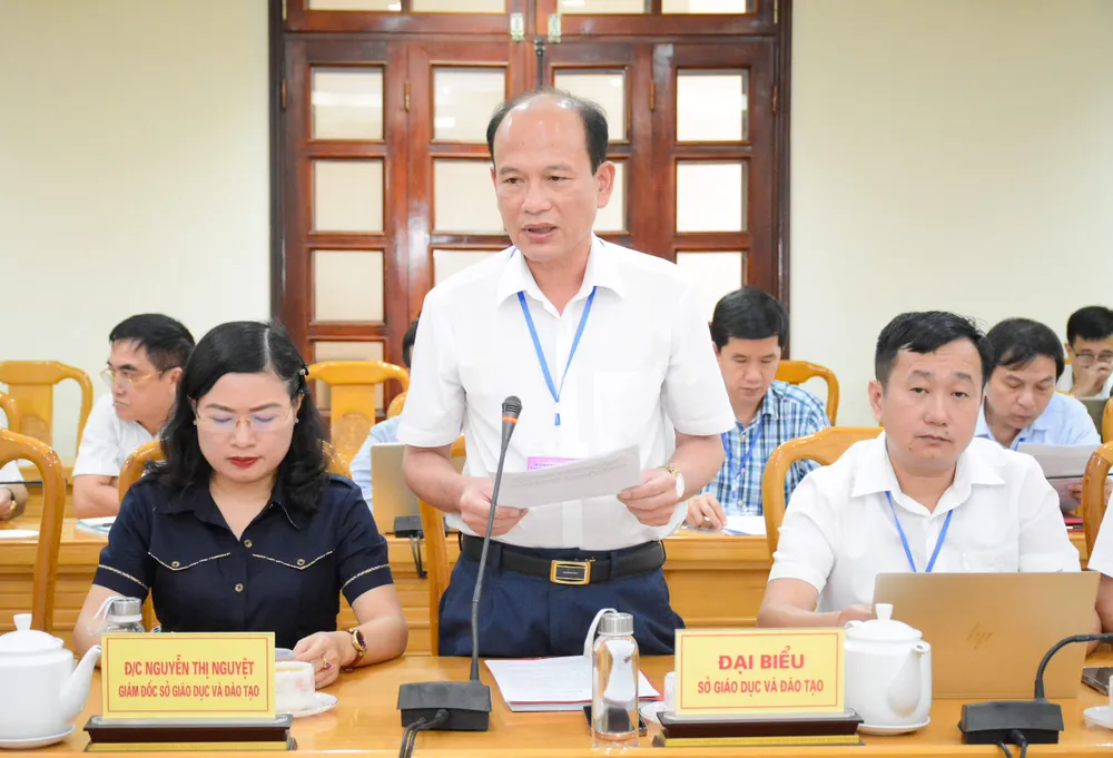 Phó Giám đốc Sở GDĐT Nguyễn Quốc Anh, Phó Trưởng Ban Chỉ đạo tỉnh Hà Tĩnh, báo cáo với Đoàn kiểm tra số 1.jpg