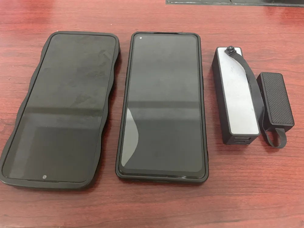 Camera giấu kín, điện thoại Giang dùng quay lén.jpg