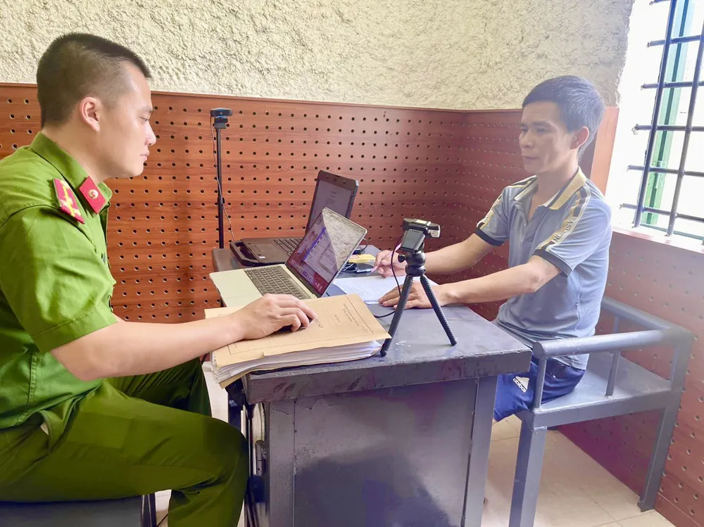 Nguyễn Khắc Giang tại cơ quan điều tra.jpg