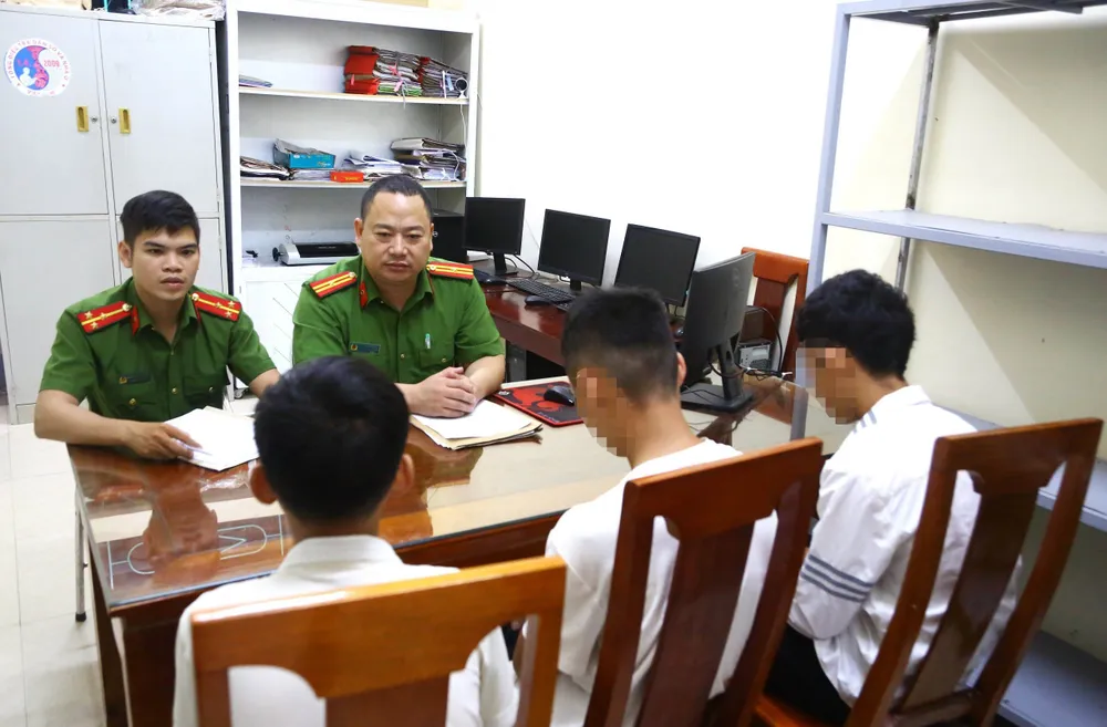 Công an tiến hành triệu tập 3 học sinh để giáo dục, giao trách nhiệm.jpg