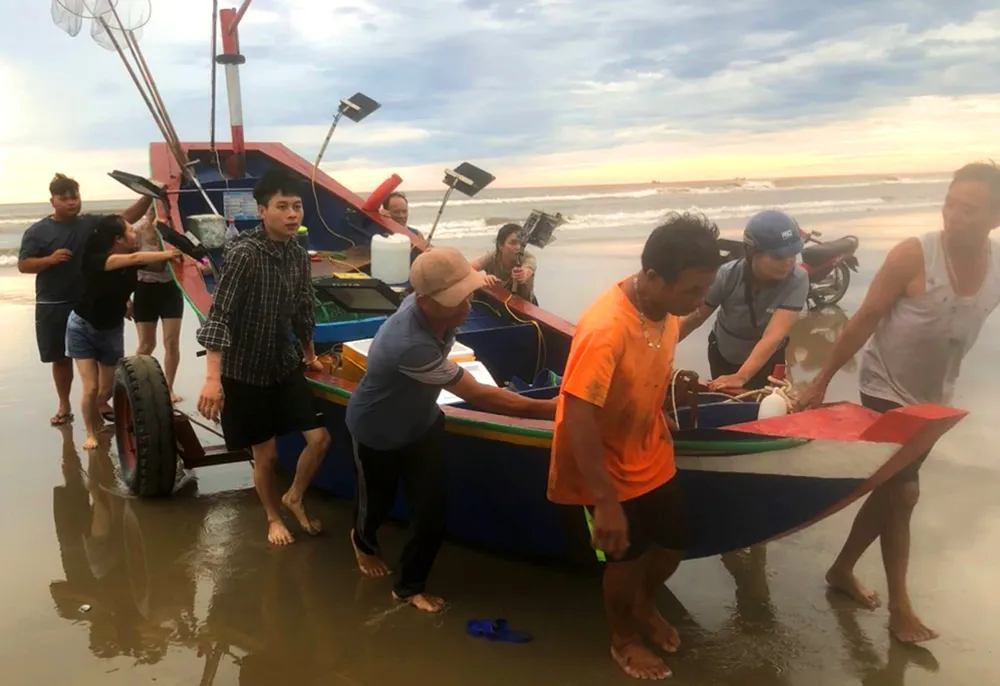 Ngư dân xã Kỳ Phú (huyện Kỳ Anh, Hà Tĩnh) sau chuyến đi biển vào bờ 