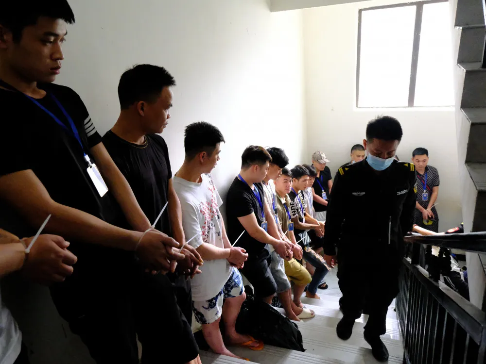 các đối tượng bỏ chạy theo đường cầu thang bộ của toà nhà nhưng bị bắt giữ ngay sau đó.jpg