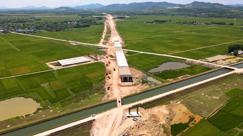 Các đơn vị đang nỗ lực đẩy nhanh tiến độ thi công dự án đường bộ cao tốc Bắc Nam đoạn Vũng Áng - Hàm Nghi, tỉnh Hà Tĩnh. Ảnh DƯƠNG QUANG.jpg