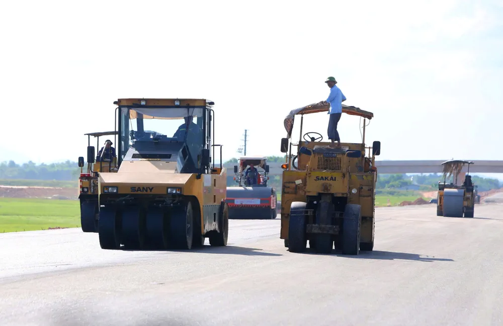 Các đơn vị đang nỗ lực thi công đảm ảo đúng tiến độ dự án đường bộ cao tốc Bắc Nam đoạn Vũng Áng - Hàm Nghi, tỉnh Hà Tĩnh. Ảnh DƯƠNG QUANG.jpg