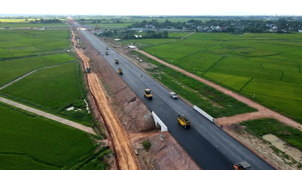 Các đơn vị đang tập trung thi công dự án đường bộ cao tốc Bắc Nam đoạn Vũng Áng - Hàm Nghi, tỉnh Hà Tĩnh. Ảnh DƯƠNG QUANG.jpg