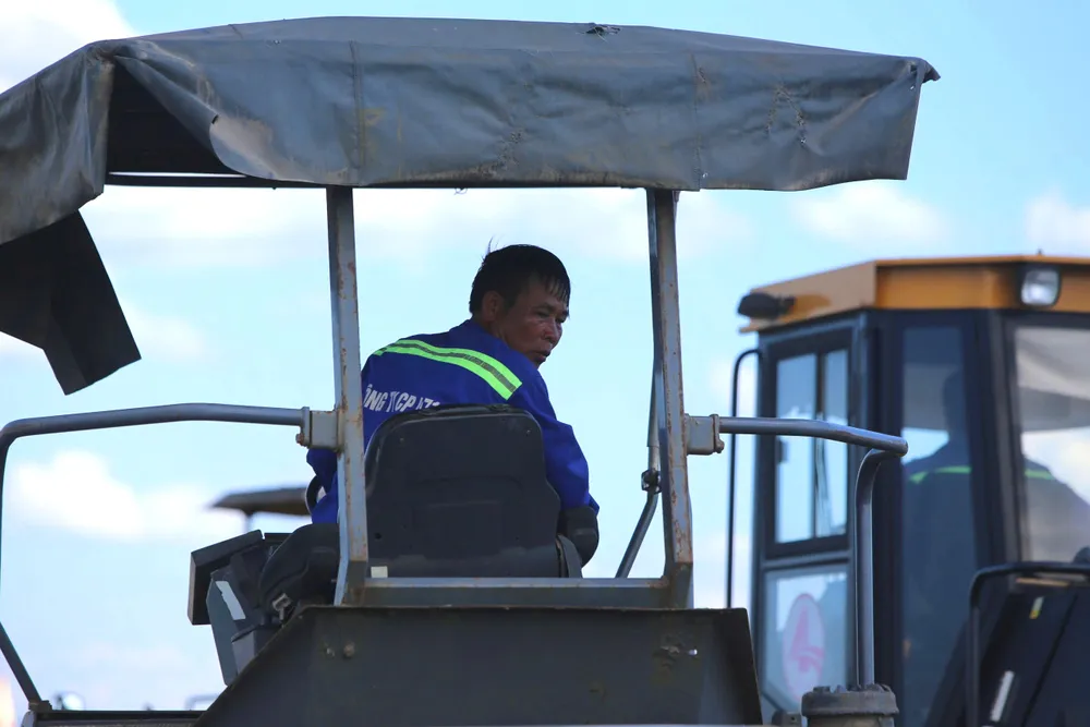 Các đơn vị đang thi công dự án đường bộ cao tốc Bắc Nam đoạn Vũng Áng - Hàm Nghi, tỉnh Hà Tĩnh. Ảnh DƯƠNG QUANG.jpg