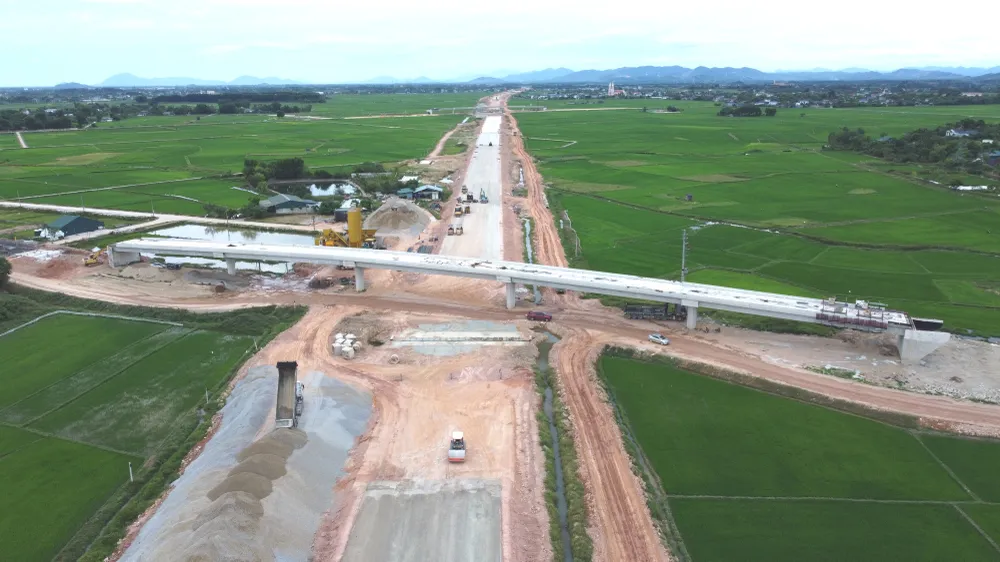 Các đơn vị đẩy nhanh tiến độ thi công dự án đường bộ cao tốc Bắc Nam đoạn Vũng Áng - Hàm Nghi, tỉnh Hà Tĩnh. Ảnh DƯƠNG QUANG.JPG