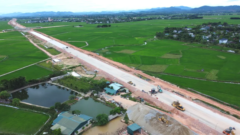 hình hài dự án đường bộ cao tốc Bắc Nam đoạn qua địa bàn tỉnh Hà Tĩnh. Ảnh DƯƠNG QUANG.JPG