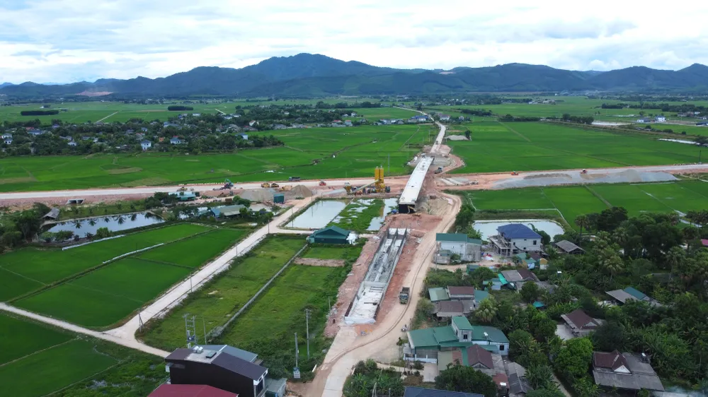 Hình hài dự án đường bộ cao tốc Bắc - Nam đoạn qua tỉnh Hà Tĩnh. Ảnh DƯƠNG QUANG.JPG